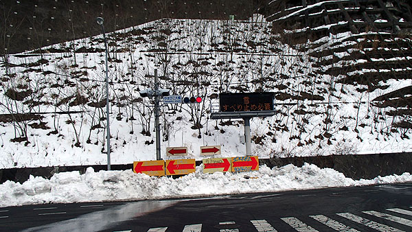雪　すべり止め必要